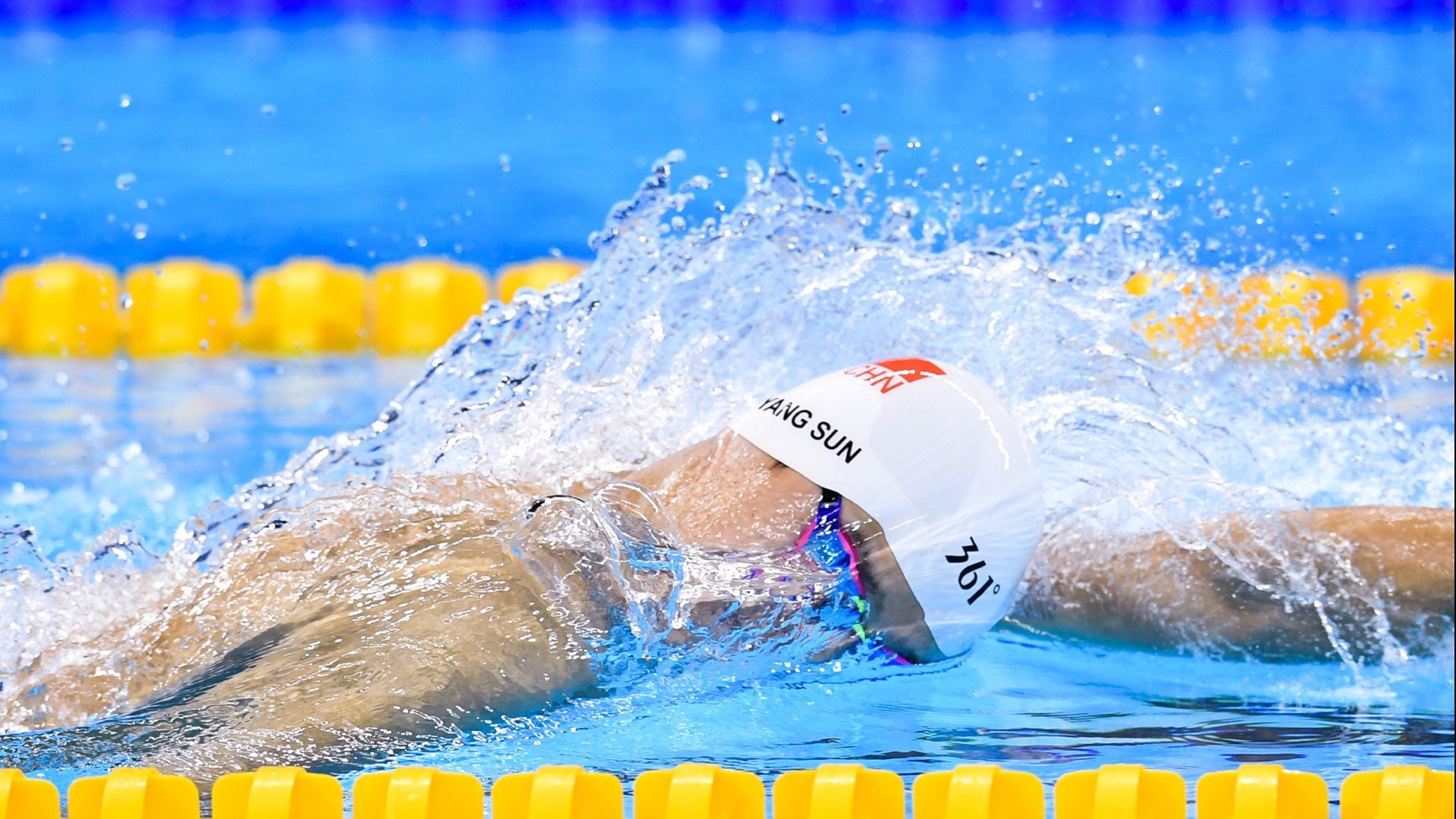 当蒙得维的亚遇见翡冷翠，莱万在跨时空对决中的决定性光芒